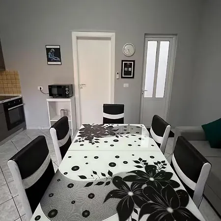 לינה וארוחת בוקר Fisical Sentia Apartaman גולם